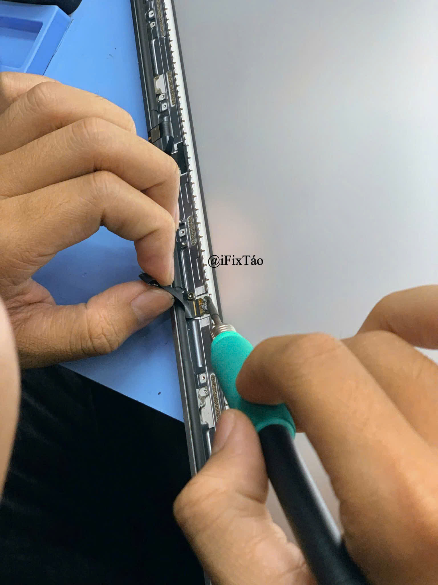 Thay Cáp Tín Hiệu MacBook