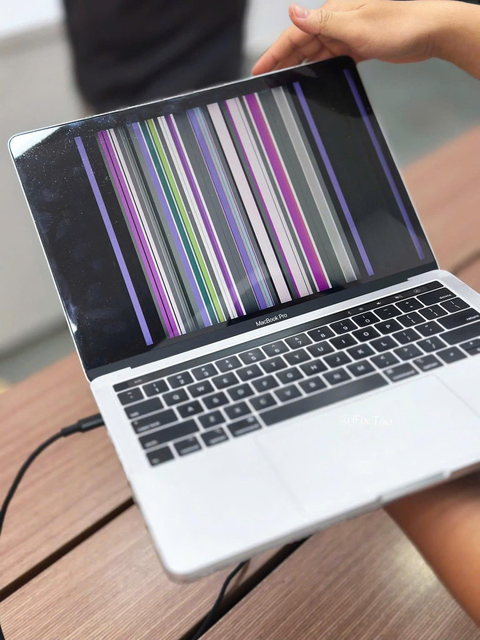 Thay Cáp Tín Hiệu MacBook