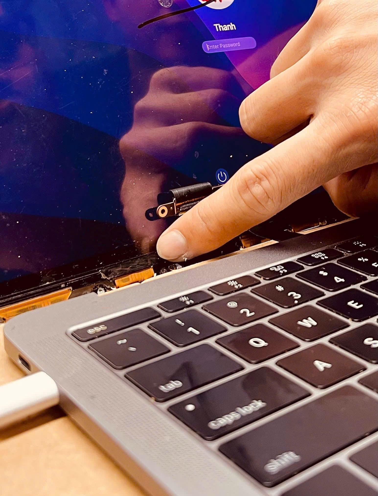 Thay Cáp Tín Hiệu MacBook