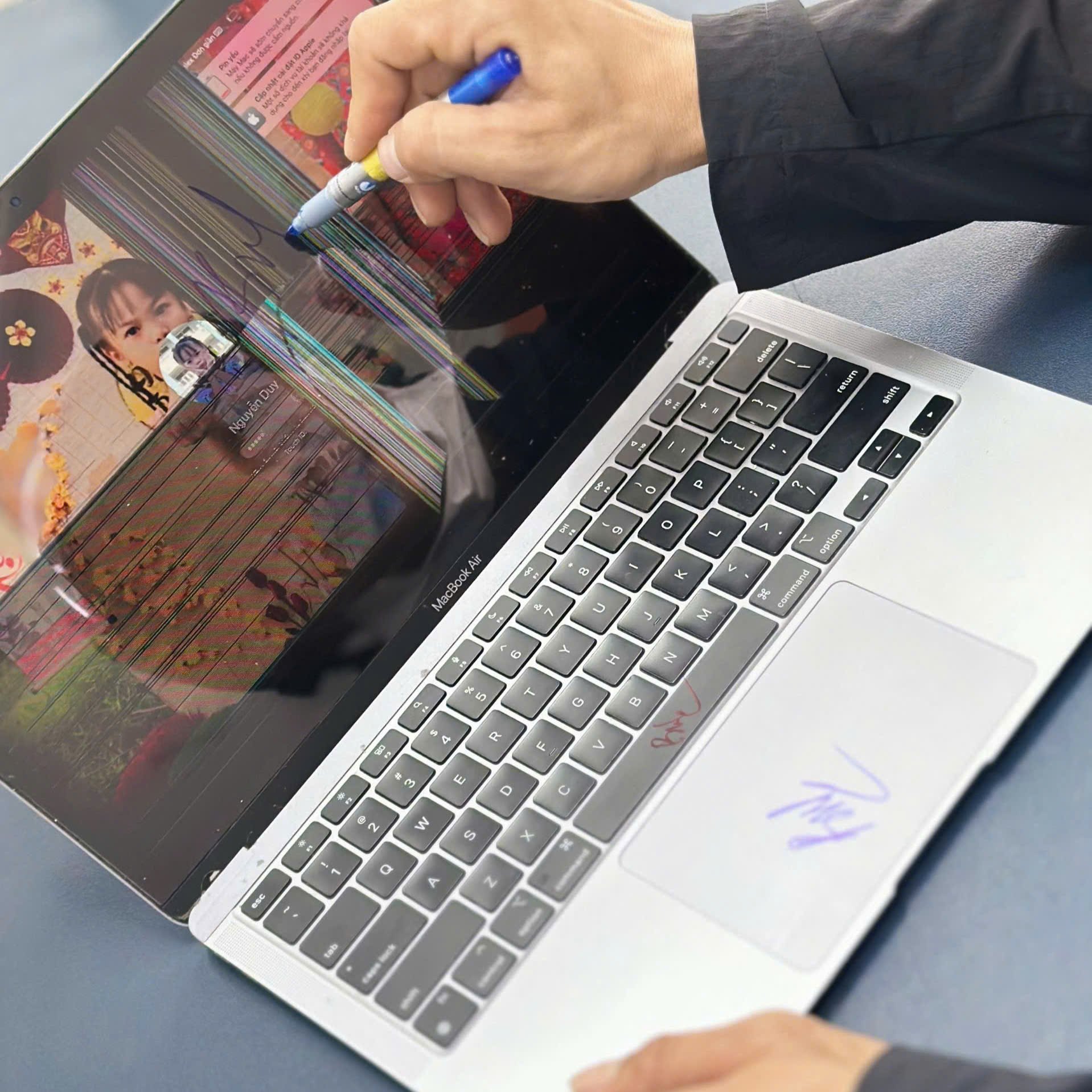 Thay Màn Hình MacBook Có Mất True Tone Không? (Giải Đáp Từ Chuyên Gia)